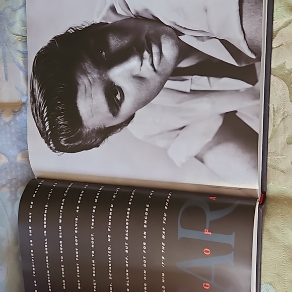 144 pages of photos and  commentaries of ELVIS. With cd insert  of 9 songs. - Picture 3 of 5
